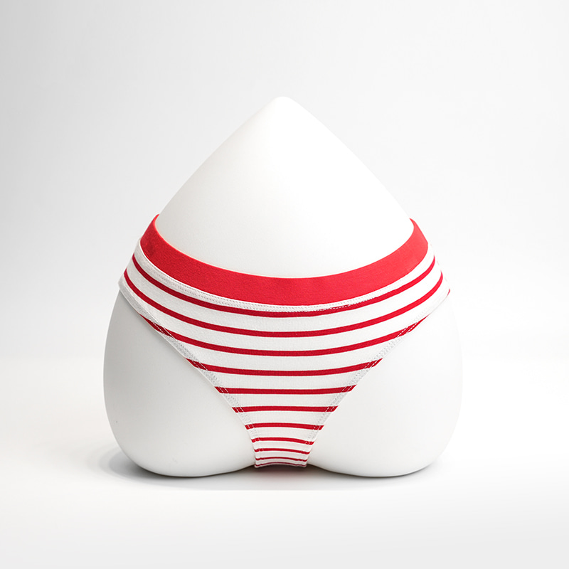 Gestreifen rutscht für die Frau aus